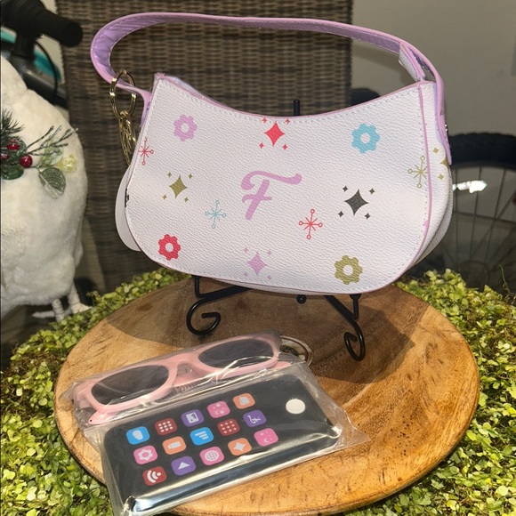 F.A.O. Schwartz Pastel Lavender Handbag with Cellphone & Sunglasses For Kids NWT - Picture 2 of 6